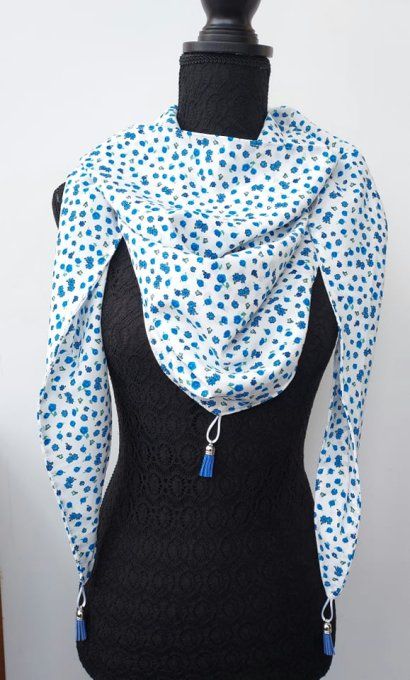 Chèche fleur bleu fond blanc